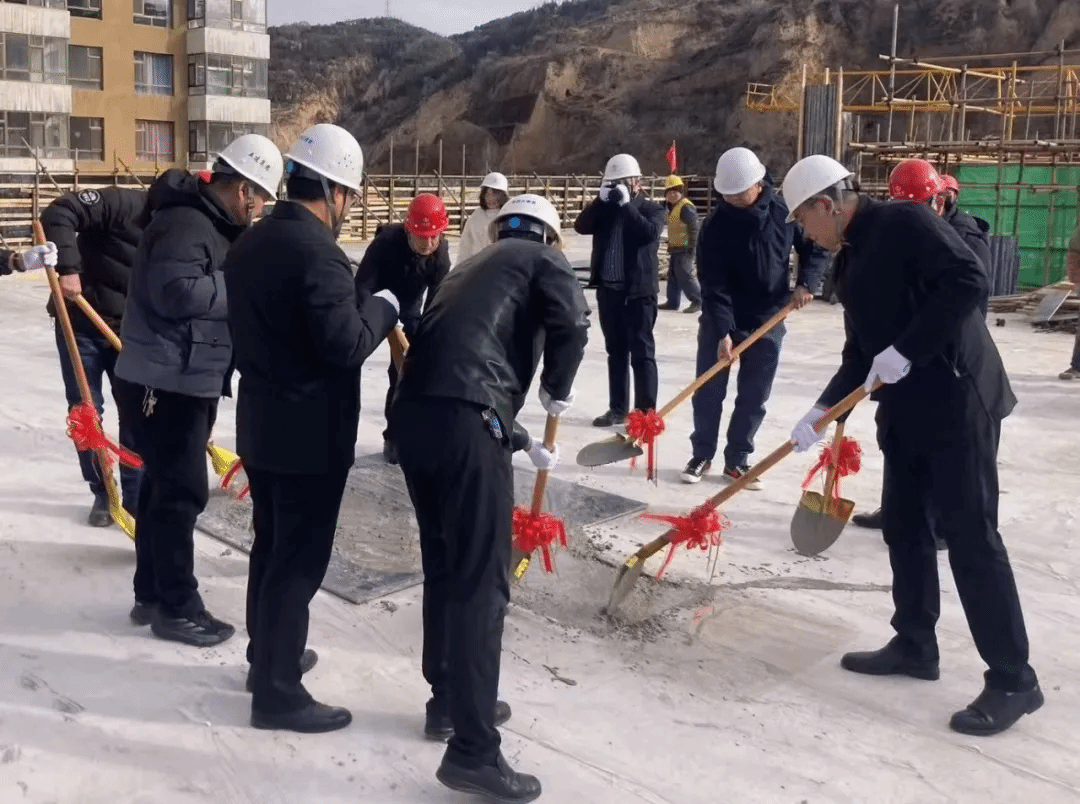 山西建投五建集团承建的城北苏家崖沙麻沟安顿小区小学402cc永利集团项目主体结构周全封顶