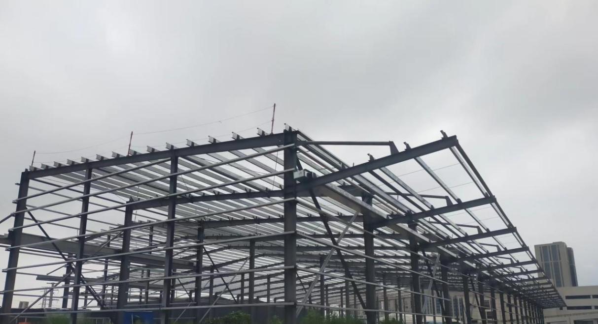山西建投潇河工业公司承建的海尔物流薛店客栈项目钢结构主体顺遂封顶-402cc永利集团