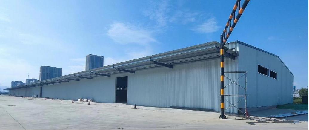 山西建投潇河工业公司承建的海尔物流薛店客栈项目钢结构主体顺遂封顶