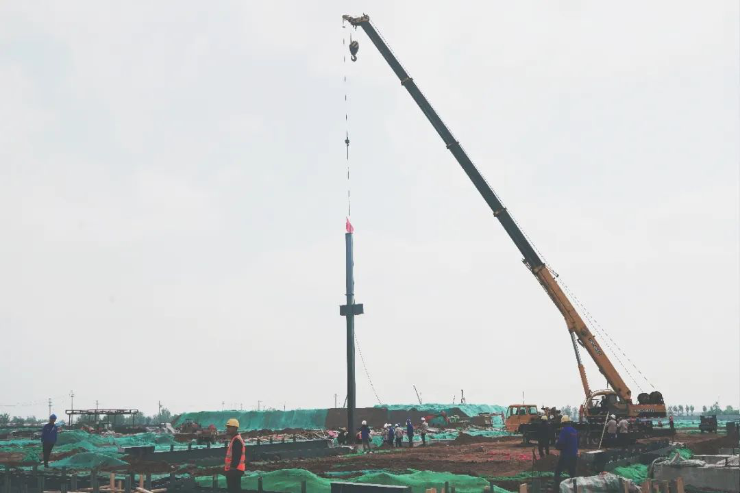 山西建投修建装备制造项目首根钢柱顺遂吊装
