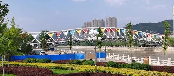山西建投四建集团建成海内现有跨度最大的人行景观桥-402cc永利集团