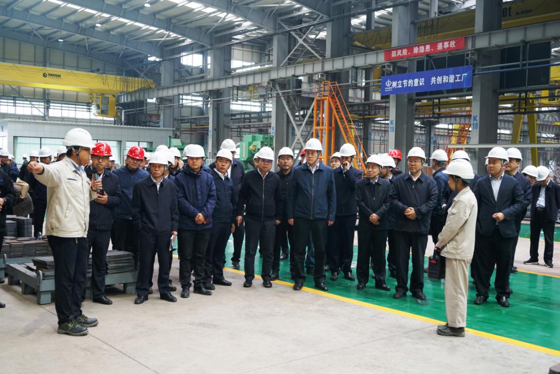 建投集团党委副书记、副董事长、总司理李卫平率百人观摩团莅临潇河园区考察调研