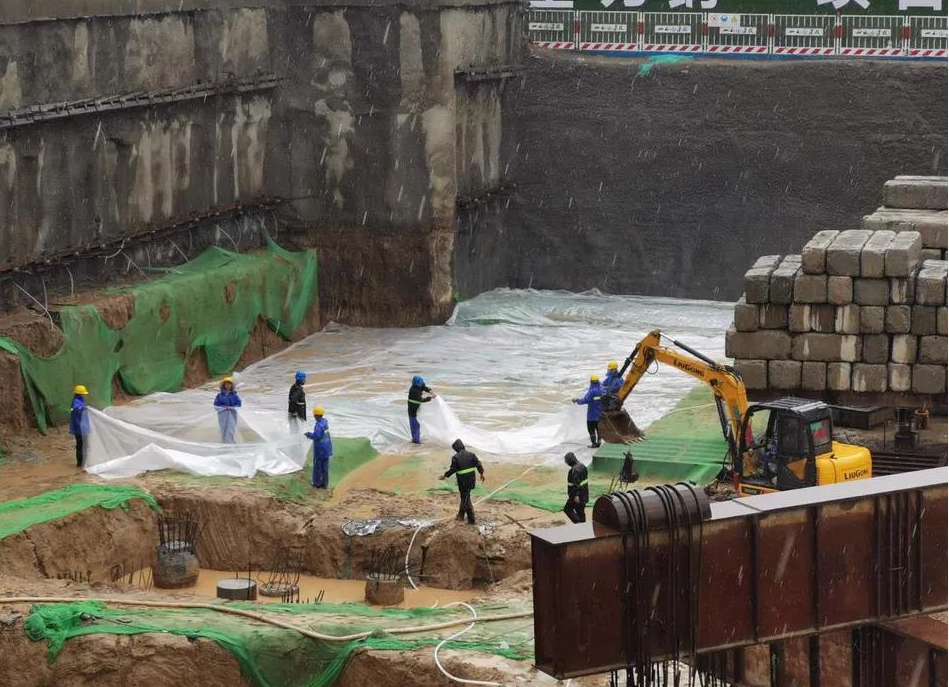 山西建投建工集团学府智能停车楼项目部党员带动青年突击迎风战雨保一线