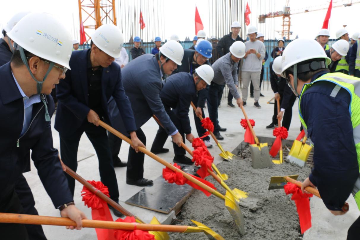 山西建投商务中心项目B-1号楼主体结构顺遂封顶——党委副书记、副董事长、总司理李卫平一行出席封顶仪式-402cc永利集团