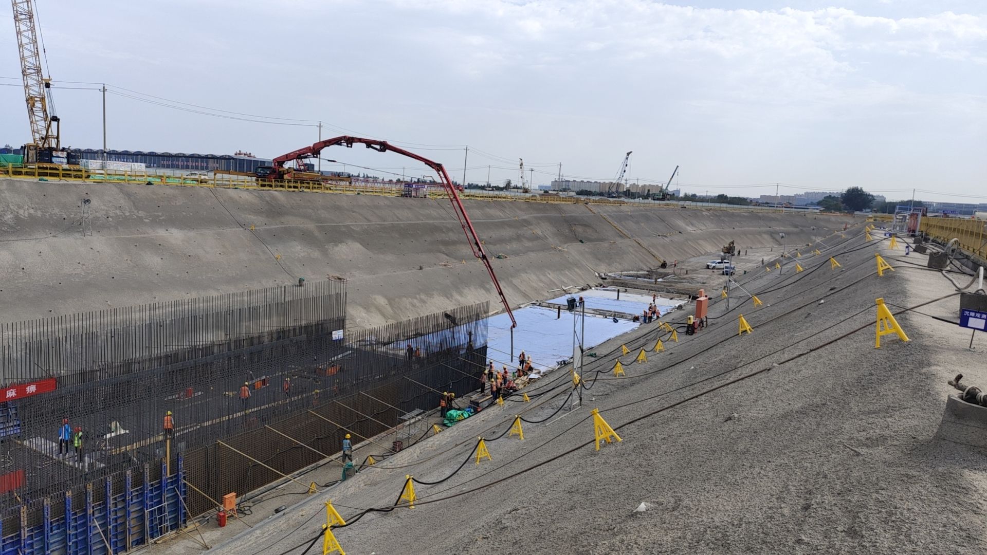 山西建投契械化集团承建的太原机场三期改扩建工程举行下穿隧道及人防工程主体结构首次混凝土浇筑仪式-402cc永利集团