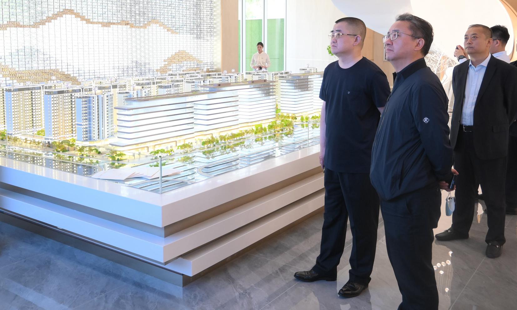 上海浦发银行太原分行党委书记、行长白海忠到山西建投三建集团清静里&#8226;上座IFC金融中心项目实地考察