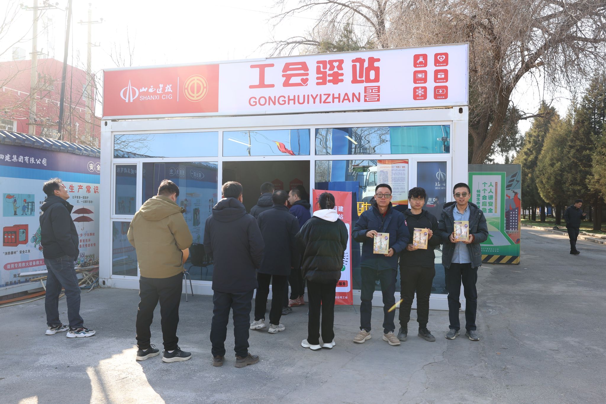 山西建投四建集团开展义务剃头送温暖活动