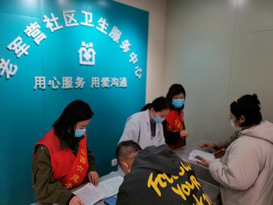 疫苗接种筑防线自愿服务暖人心——六建“红马甲”在行动-402cc永利集团